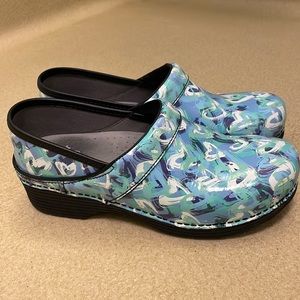 Like new Dansko LT clogs size 40